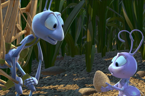 Flik y Dot reflexionando sobre cómo una gran idea comienza como una semilla, en la película Bichos